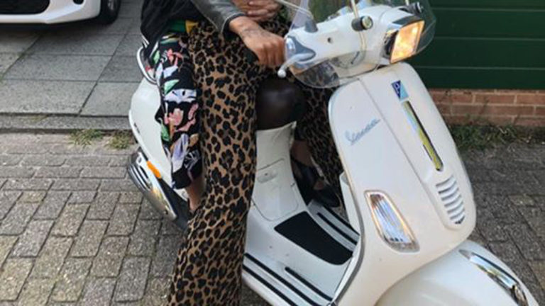 Witte Piaggio Vespa uit voortuin in Koedijk gestolen