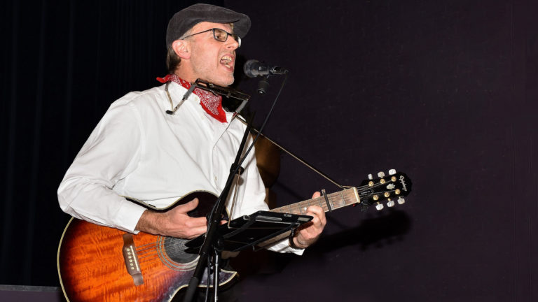 Kees Kaas speelt ‘Liedjes voor Later’ in het kerkje van Markenbinnen ?