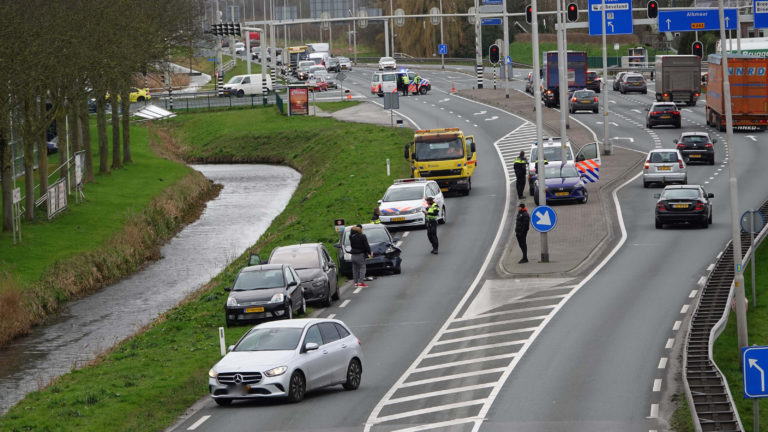Keeractie van politie op N242 leidt tot kop-staartbotsing tussen achterliggers