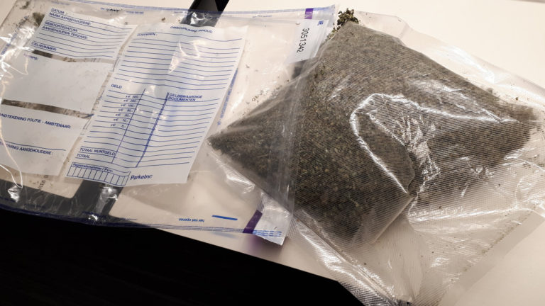 Automobilist in Alkmaar betrapt met 150 gram hennep aan boord
