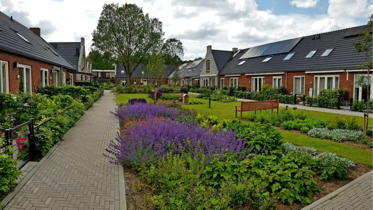 Knarrenhof Oudkarspel: senioren samen in een hofje