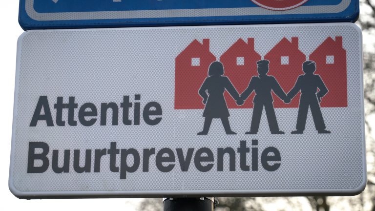 Lid Buurtpreventie Alkmaar neemt langs Daalmeerpad gedumpte elektrische fiets in bewaring