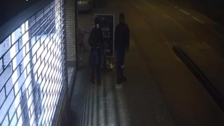 Tweetal jongemannen in beeld tijdens inbraakpoging bij iSmart Specialist