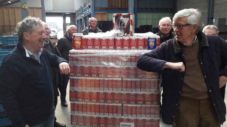 Lions Club Alkmaar zamelt 2.840 pakken koffie in voor Voedselbank
