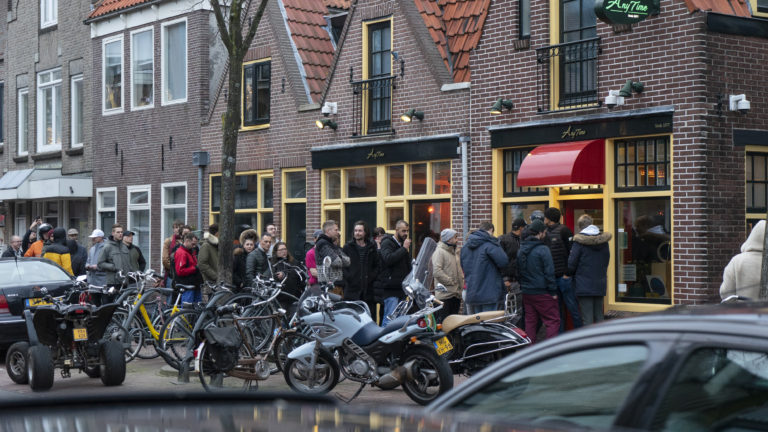 Coffeeshops plots ook dicht vanwege coronavirus; lange rijen vlak voor sluiting