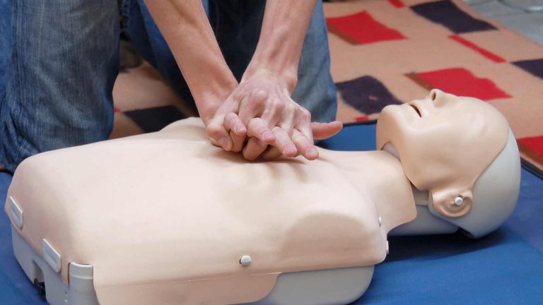 Reanimatie en Corona: geen mond-op-mond beademing wegens 100 procent besmettingsgevaar