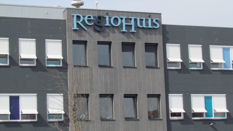 Verzoek GGD HN: ontvang hooguit drie gasten thuis en stel feestjes uit