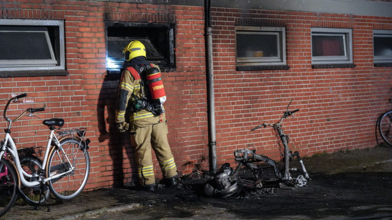 Mogelijk aangestoken scooterbrand leidt tot ontruiming zes appartementen in Alkmaarse Gloriantstraat