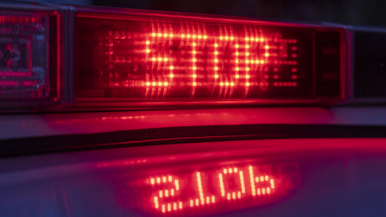 Politie Alkmaar bekeurt 15 keer voor overtreden corona-regels in auto’s