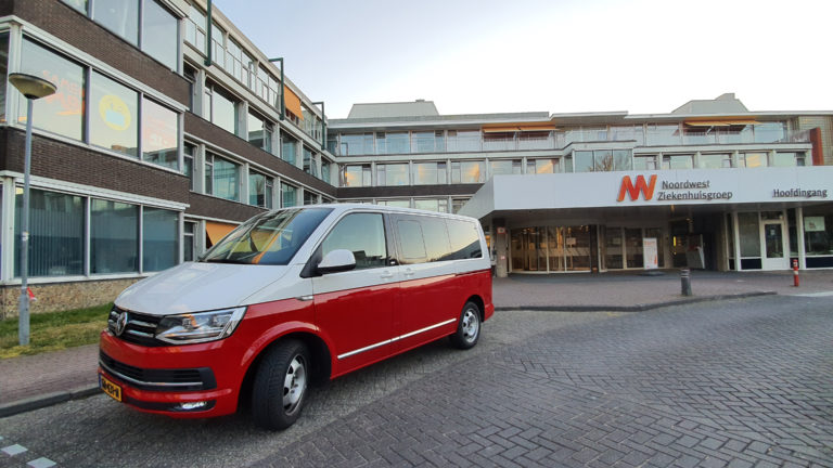 Ziekenhuispersoneel uit de Kop door twintig vrijwilligers gehaald en veilig thuisgebracht