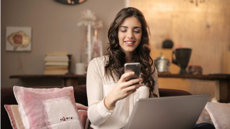 Wonen Plus Welzijn Langedijk koppelt jongeren aan ouderen: “De bieb aan huis”