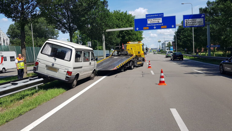 Camperbusje na onwelwording op vangrail van N242 in Alkmaar