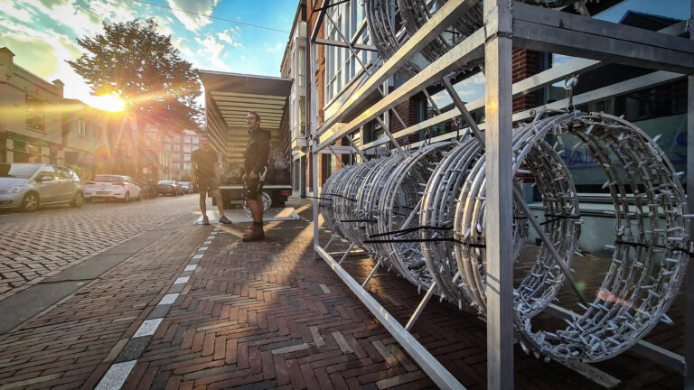 Alle 650 ‘Feestbollen’ verfraaien weer de Alkmaarse binnenstad