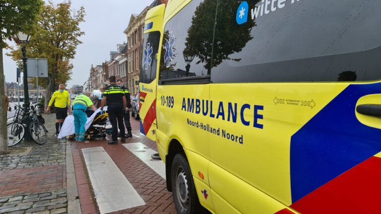 Fietser flink onderuit op zebrapad Bierkade Alkmaar