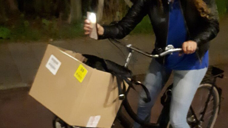 Geen licht op je fiets: mobieltje als alternatief of niet?