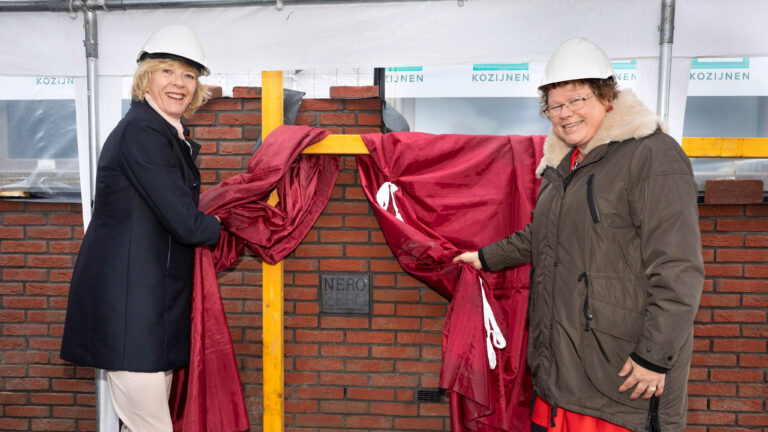 Onthulling NeroZero steen bij woningbouwproject in De Draai