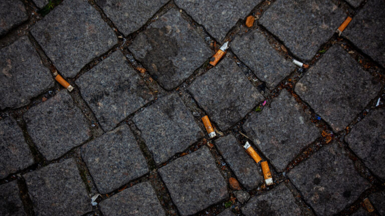 Langedijk en Heerhugowaard gaan de strijd aan tegen peuken op de grond