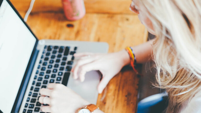 Brugklassers actief op risicovolle (seks)dating/chatsite Omegle, ouders door school ingelicht