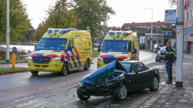 Mazda MX5 klapt tegen boom Geestersingel in Alkmaar na verlaten verkeersplein
