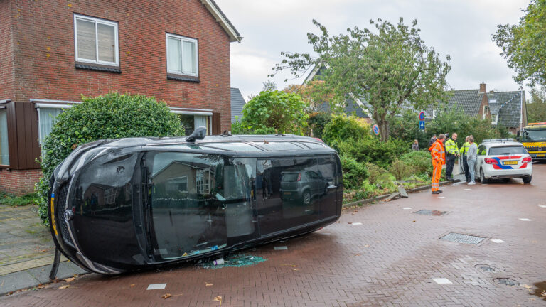 Auto op z’n kant op Bovenweg in Sint Pancras