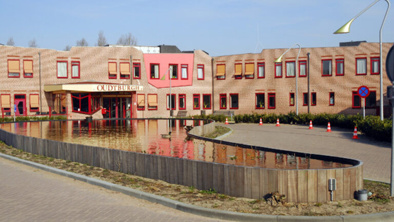 Drie coronadoden in één dag in gemeente Bergen, defensie springt bij in zorgcentrum Oudtburgh