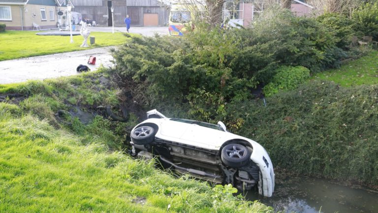 Moeder en dochter met een smak de sloot langs de Veertweg in