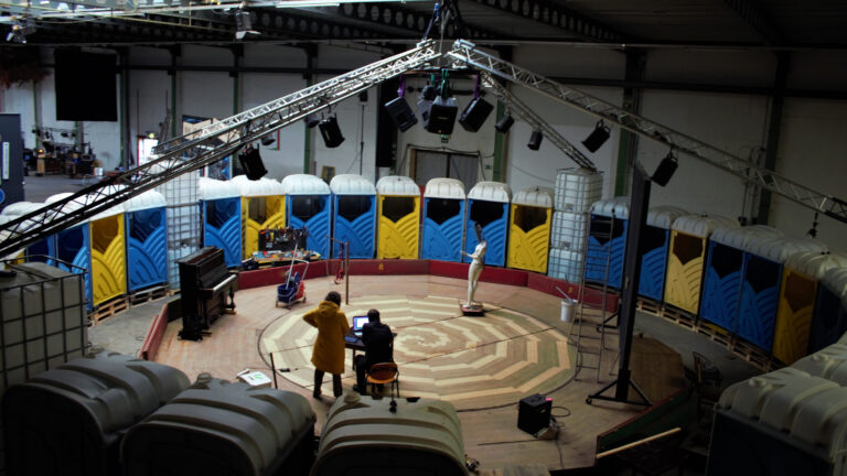 HAL 25 draait door met ronddraaiend PEESHOW Theater