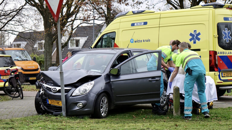 Vrouw naar ziekenhuis na aanrijding op Landweg in Bergen