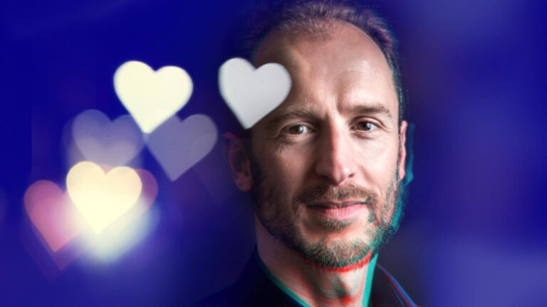 Jan Drost geeft lezing โLiefde โ zet je roze bril af โฆโ in Alkmaarse Wijkcentrum Overdie ๐
