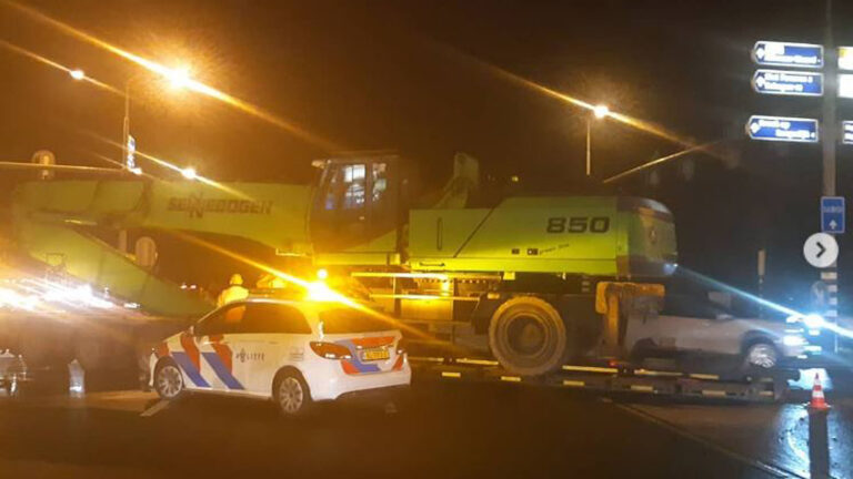 Dieplader schiet midden op splitsing Huiswaarderweg-Nollenweg los