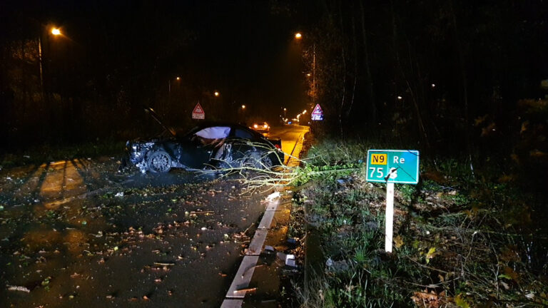 BMW verongelukt op Heilooër Tolweg, bestuurder naar ziekenhuis: “Hij reed als een gek”
