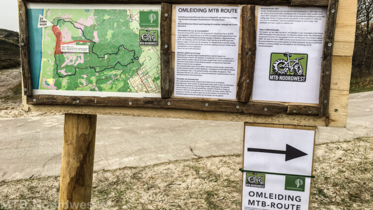 Verkeersregelaars bij afzettingen rond bomenkap in Schoorlse Duinen