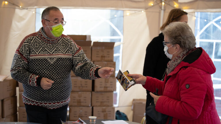 Bewonersgroepje deelt 1.200 lichtsnoeren uit aan inwoners van Nieuw-Overdie