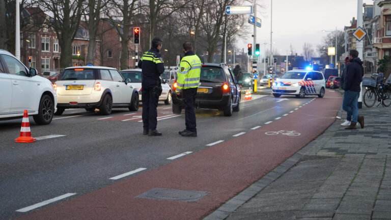 Fietsend meisje geschept op Kennemerstraatweg tijdens voorsorteren