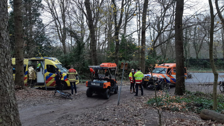 Mountainbiker over de kop met één dag oude mountainbike