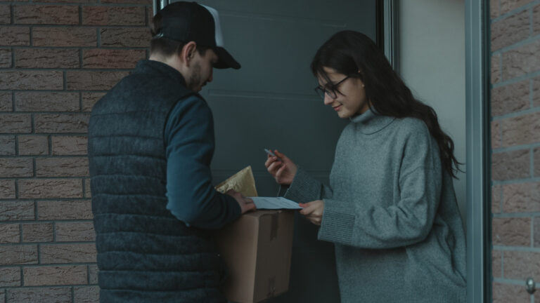 Politie waarschuwt voor pakketfraude: wie tekent voor ontvangst betaalt