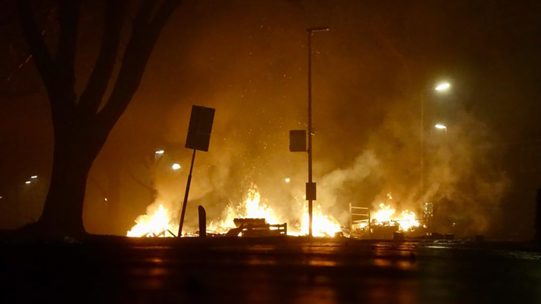 Berg afval in brand gestoken op Kortenaerkade Alkmaar