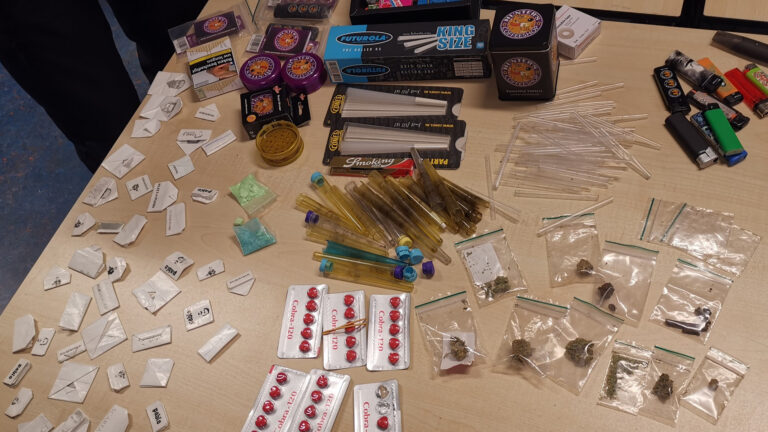 Waardse politie pakt drugsdealer op en neemt zijn handeltje en auto in beslag