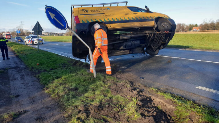 Bestelbus slingert op de kant na flauwe bocht in N241
