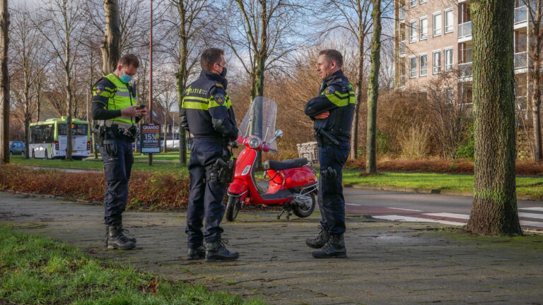 Scooterrijdster onderuit tijdens remmen voor voetganger op Laan van Parijs