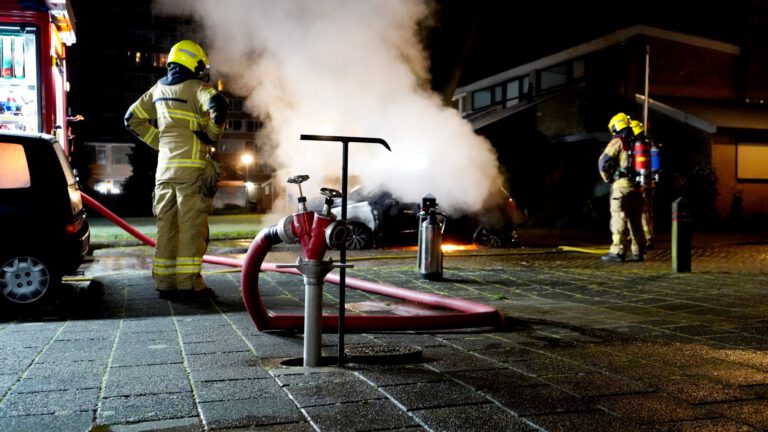 Auto gaat in vlammen op in Lambert Doomerstraat, oorzaak niet bekend