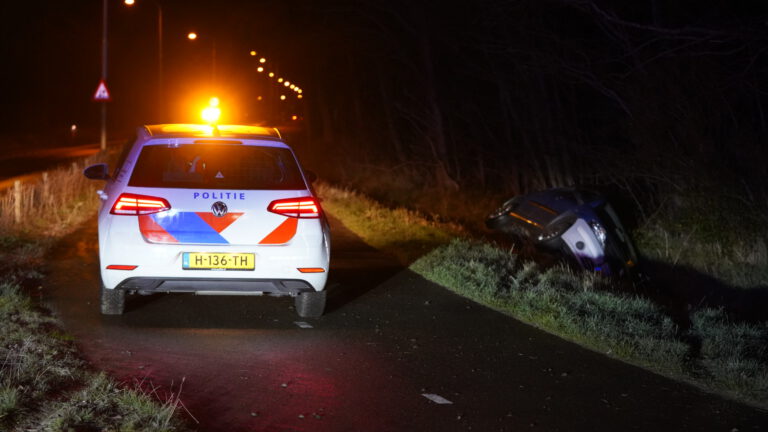 Auto slipt in koude winternacht op Herenweg bij v.v. Sint Adelbert Egmond Binnen