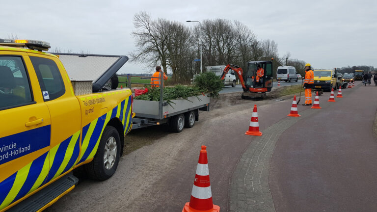 Kerstbomen van inzamelingsactie voor zieke Charley langs de N241