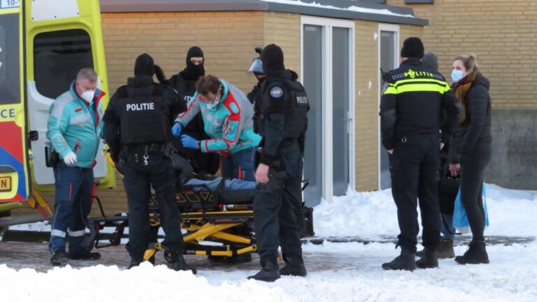 Arrestatieteam haalt agressieve man uit woning aan Amelandstraat in Alkmaar