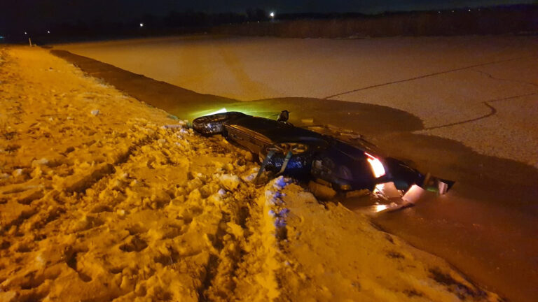 Auto glipt van Huygendijk nét de vaart niet in, totdat de bestuurder uitstapt