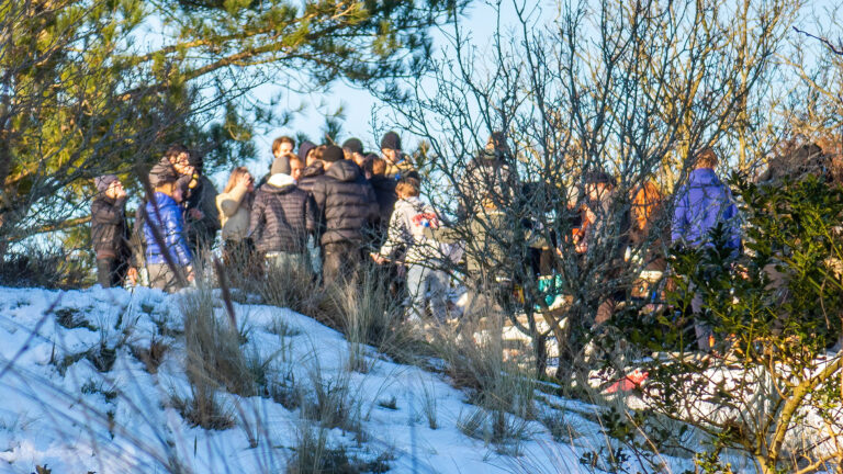 Politie stuurt grote groep jongeren het duinreservaat uit