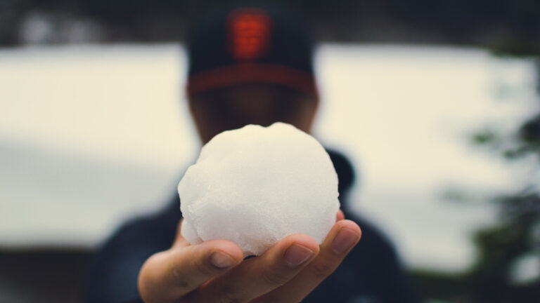 Dagenlang ijsballen en eieren tegen huizen in Egmond-Binnen; politie spreekt daders en hun ouders aan