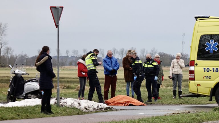 Fietser komt hard ten val op Nesdijk Bergen na aanrijding met snorscooter