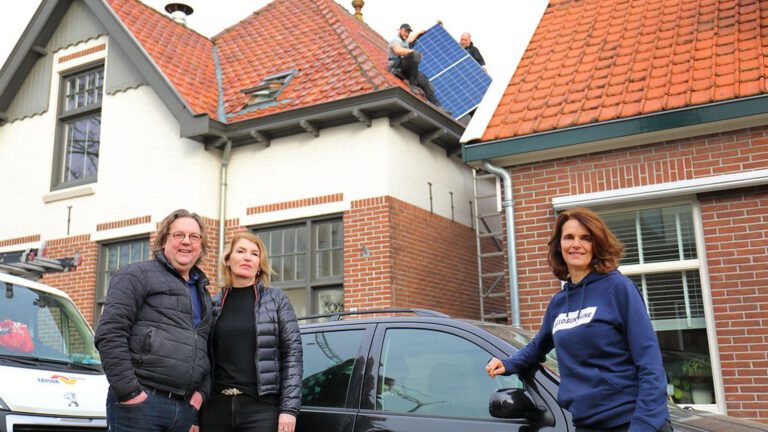 Joost Naberman uit Noord-Scharwoude krijgt symbolisch miljoenste zonnepanelsysteem