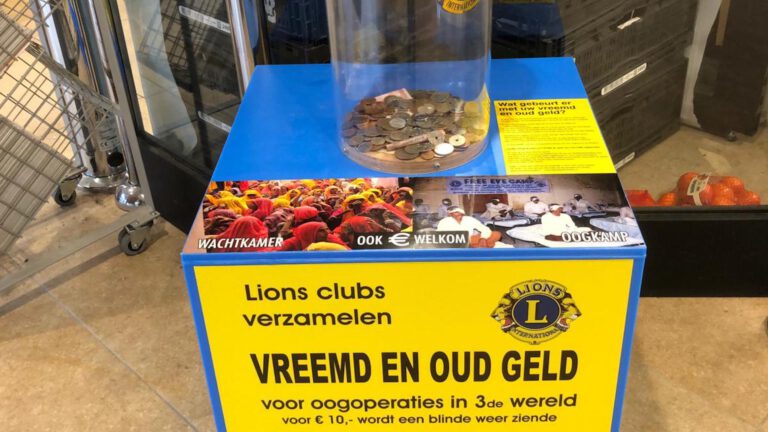 Inzamelzuil voor vreemd geld tegen staar bij Jumbo in Schoorl